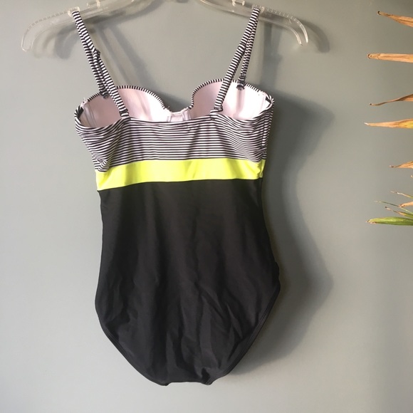 One piece bathing suit - Picture 3 of 3